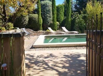 Uitzonderlijk huisje met panoramisch uitzicht op de Luberon en het zwembad