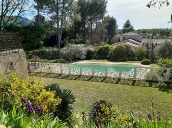 Location villa avec piscine au pied du Luberon