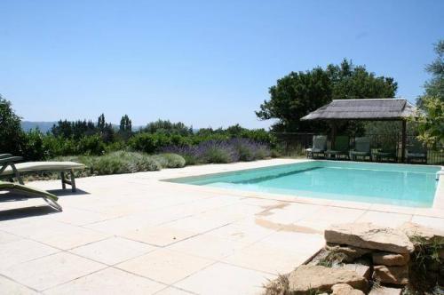 Luberon-Provence-Maison individuelle en campagne avec piscine privée clôturée en fer forgé.  A 2 kms