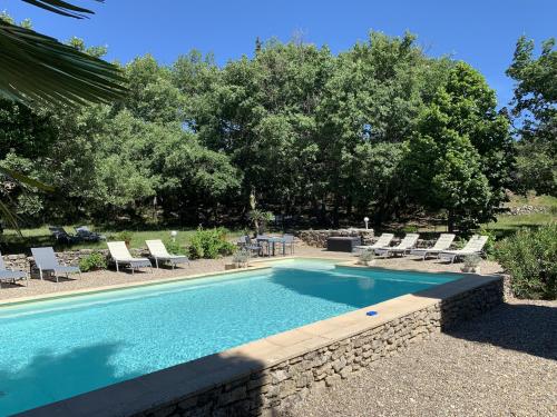 Een warme en comfortabele gîte met zwembad in de Luberon